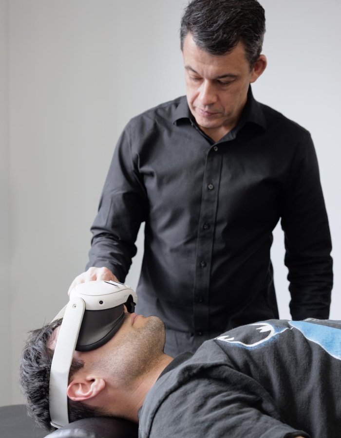 Physical therapist treating a patient at the Neuromatrix clinic